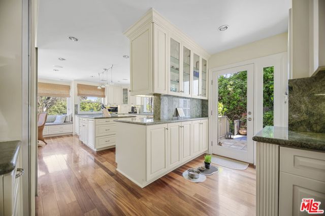 2660 Carman Crest Drive, Los Angeles CA: https://media.crmls.org/mediaz/65cff525-65de-4c11-adb5-b9754e3f6e1b.jpg