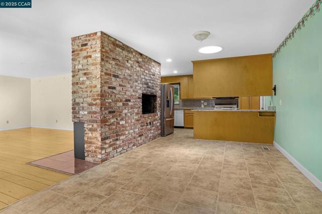 1801 Whitman Rd, Concord CA: https://media.crmls.org/mediaz/65d01494-2994-4bf5-b2f3-3336d90e1494.jpg