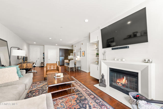 10878 Bloomfield Street, Toluca Lake CA: https://media.crmls.org/mediaz/65d0232e-0045-4f96-aece-ba21bb6786b2.jpg