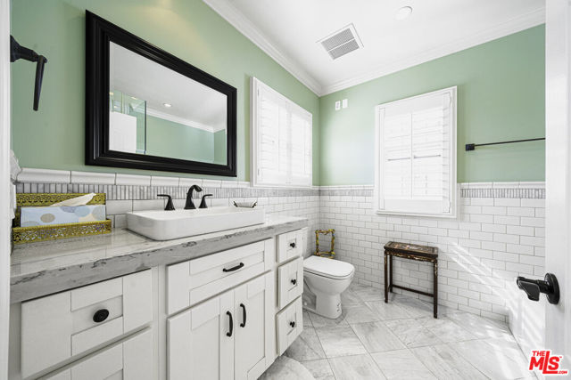 950 S Longwood Avenue, Los Angeles CA: https://media.crmls.org/mediaz/65d0de44-5ae1-427d-9624-c4d462ece656.jpg