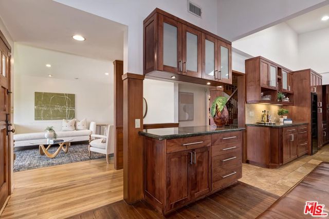 3201 Maplewood Avenue, Los Angeles CA: https://media.crmls.org/mediaz/65d163b1-884e-46ba-a710-9447d9083291.jpg