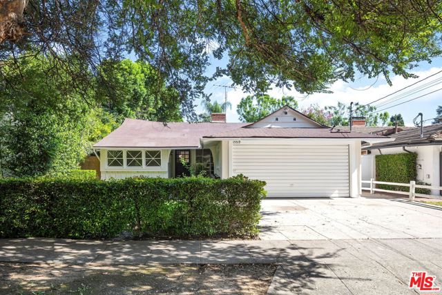 15519 Huston Street, Encino CA: https://media.crmls.org/mediaz/65d22095-fbfe-43bf-a7b4-c9dcfd57537e.jpg