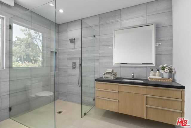 1836 Loma Vista Drive, Beverly Hills CA: https://media.crmls.org/mediaz/65d25f00-6f00-4399-81aa-27f7c4576f65.jpg