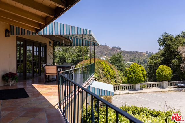 8207 Mulholland Drive, Los Angeles, California 90046, 4 Bedrooms Bedrooms, ,3 BathroomsBathrooms,Single Family Residence,For Sale,Mulholland,24412837