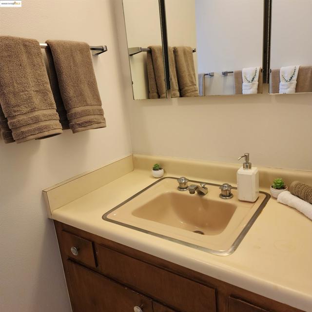 3312 Wisconsin St, Oakland CA: https://media.crmls.org/mediaz/65d30b46-4abc-41ba-9674-1cf35530f5e6.jpg