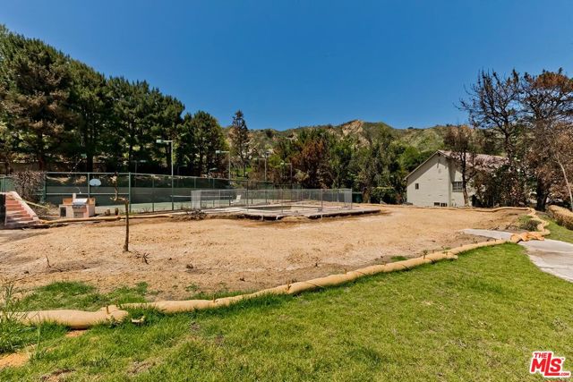 17706 Camino De Yatasto, Pacific Palisades CA: https://media.crmls.org/mediaz/65d341a4-d9a0-4dbb-a4ce-fc682eb33f88.jpg