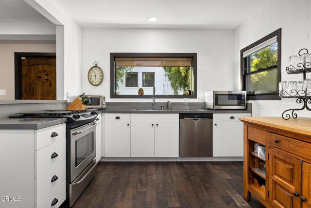 1052 New York Drive, Altadena CA: https://media.crmls.org/mediaz/65d40ef0-210c-49a7-aaa4-8fb66df307b5.jpg