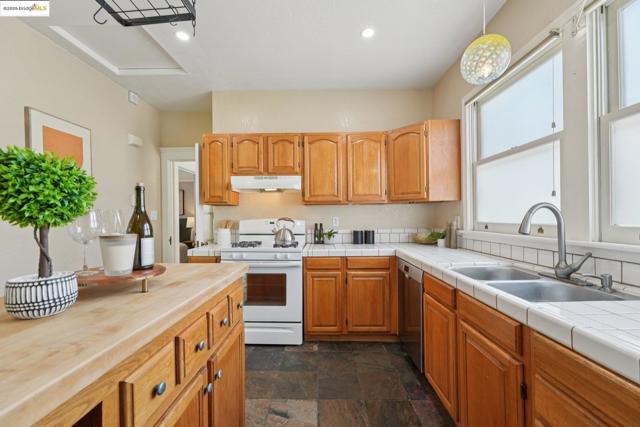 2002 Chestnut St, Oakland CA: https://media.crmls.org/mediaz/65d4a7f1-fa95-45c8-96f1-46f3bd3eceab.jpg