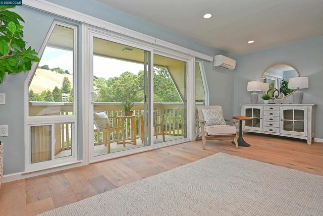 3434 Tice Creek Dr, Walnut Creek CA: https://media.crmls.org/mediaz/65d50b09-8f4c-40b8-b1e7-71f525ae1139.jpg