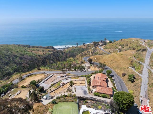 20740 Las Flores Mesa Drive, Malibu CA: https://media.crmls.org/mediaz/65d51e4a-bb4c-476b-80eb-1c9d0cb19e76.jpg