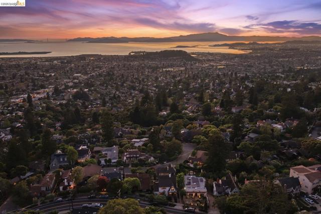 758 Spruce St, Berkeley CA: https://media.crmls.org/mediaz/65d56e77-d0c6-4908-958c-ca5f176b8c46.jpg