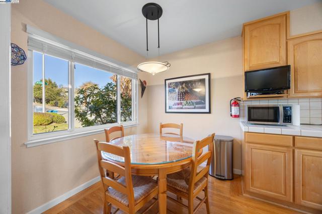2461 Trenton Dr, San Bruno CA: https://media.crmls.org/mediaz/65d584d0-5f0a-438f-98ac-be587fd614b6.jpg