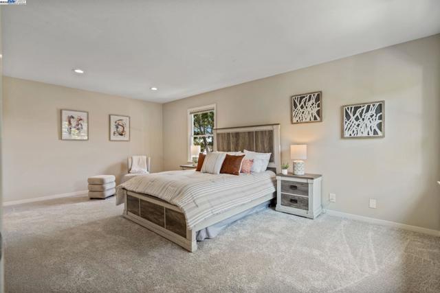 642 Centre Ct, Alameda CA: https://media.crmls.org/mediaz/65d5b5bd-513b-48c3-8ba3-cc52223ca808.jpg