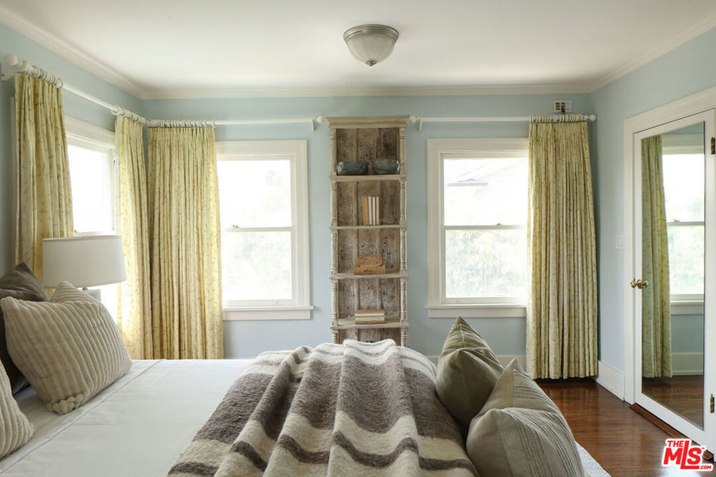 https://media.crmls.org/mediaz/65d62f28-366b-4615-a174-a8801df00a53.jpg?preset=X-Large