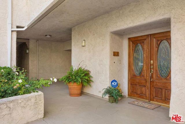 5333 Zelzah Avenue, Encino CA: https://media.crmls.org/mediaz/65d68d4a-7a2e-4990-a1e4-5fd30e02fbe1.jpg
