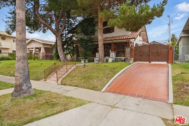128 N St Andrews Place, Los Angeles CA: https://media.crmls.org/mediaz/65d81721-2db8-4479-a637-1838c7e38b27.jpg