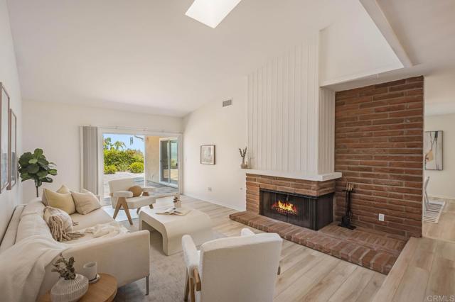 Detail Gallery Image 7 of 34 For 2476 Pinewood St, Del Mar,  CA 92014 - 3 Beds | 2 Baths