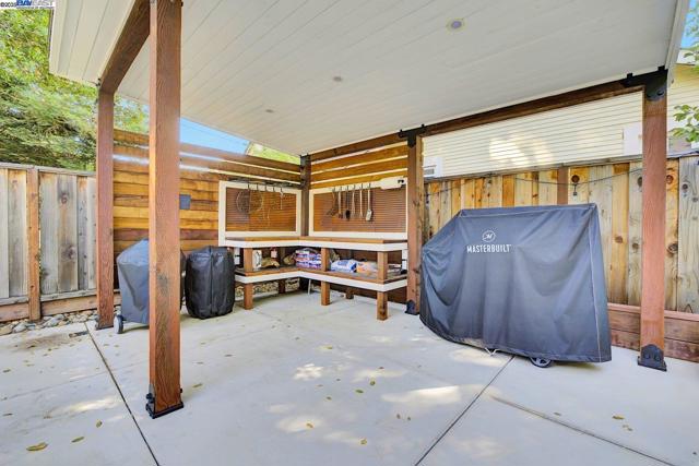 1215 Castro St, Martinez CA: https://media.crmls.org/mediaz/65d9c571-7175-4f23-aa69-89910517e6a1.jpg
