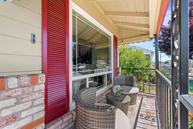 1457 Via El Monte, San Lorenzo CA: https://media.crmls.org/mediaz/65d9d21e-08f2-4f58-84d3-d00987faf9e3.jpg