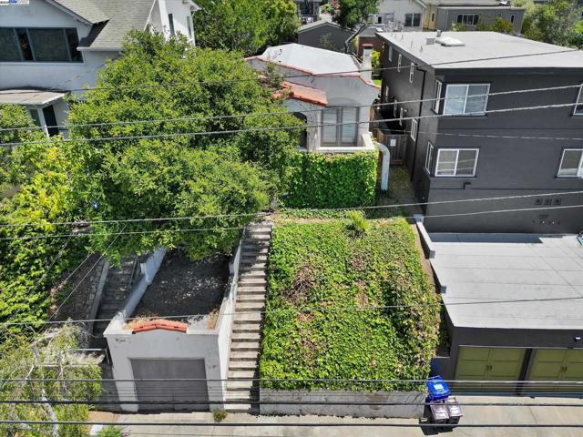5378 Broadway, Oakland CA: https://media.crmls.org/mediaz/65d9e60f-b3d1-49e6-ab04-58d5ee26b84c.jpg