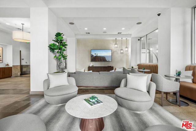 1041 E Glendon Avenue, Los Angeles CA: https://media.crmls.org/mediaz/65dabe5e-89dc-4540-be38-978c139f2089.jpg