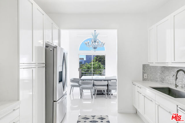 840 N Croft Avenue, Los Angeles CA: https://media.crmls.org/mediaz/65db69ba-0db3-4c84-b897-0c57373e1c22.jpg