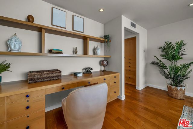 4 Lighthouse Street, Marina del Rey CA: https://media.crmls.org/mediaz/65dc7871-f46d-4a95-960b-d0c22d3b89ea.jpg