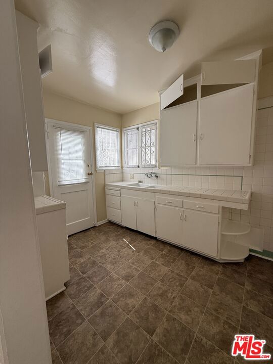 4196 5th Avenue, Los Angeles CA: https://media.crmls.org/mediaz/65dd182e-f4cb-4c0d-adb1-b80f99a4b241.jpg