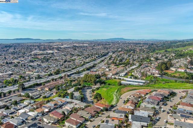 16560 Russell Ct, San Leandro CA: https://media.crmls.org/mediaz/65dd9bd4-20d8-431f-8266-639b6abb43b9.jpg