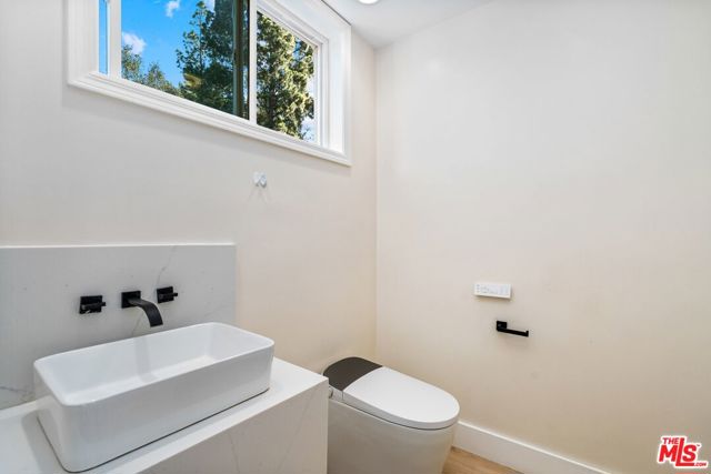 8041 Bulwer Drive, Los Angeles CA: https://media.crmls.org/mediaz/65de778c-6246-4903-be06-0f353743fb70.jpg