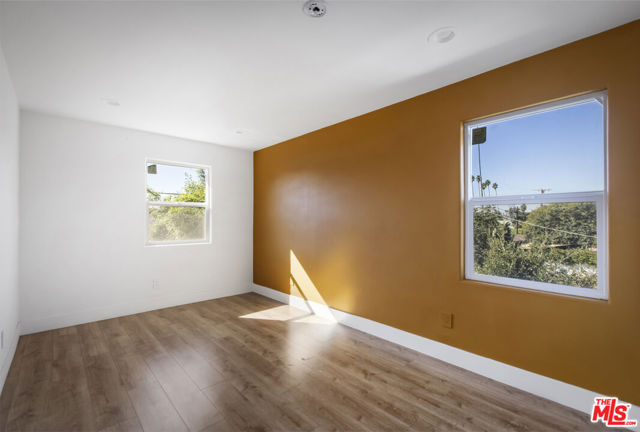 2074 W 29th Street, Los Angeles CA: https://media.crmls.org/mediaz/65deeb7b-dc30-4913-9766-a6500336bf2f.jpg