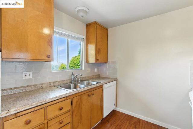 4336 Rilea Way, Oakland CA: https://media.crmls.org/mediaz/65df8c10-2293-4a90-bb09-d4a6f974d5b8.jpg