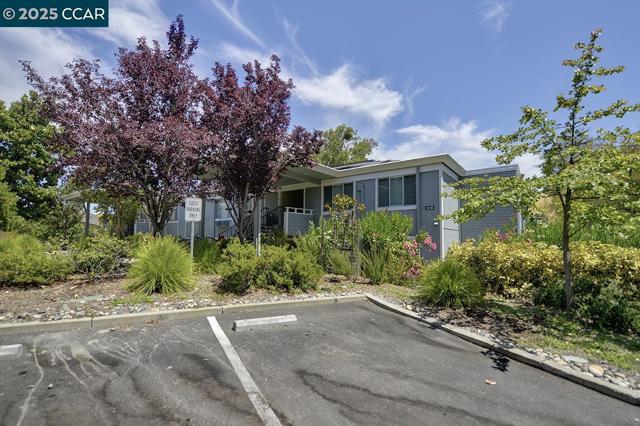 3136 Tice Creek Dr, Walnut Creek CA: https://media.crmls.org/mediaz/65e09b32-27ef-4018-89cc-1856b25a206a.jpg