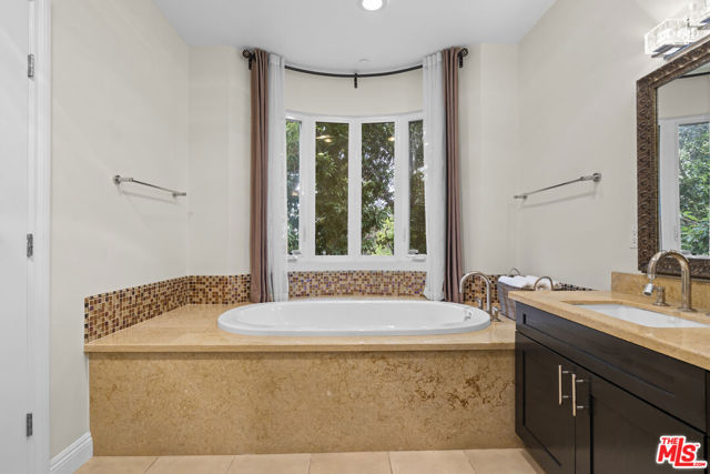4848 Wilshire Boulevard, Los Angeles CA: https://media.crmls.org/mediaz/65e0da3c-a0ec-4048-a2c5-8f0e3b357e29.jpg