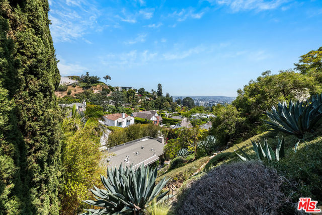 1331 CORDELL Place, Los Angeles CA: https://media.crmls.org/mediaz/65e135d0-91fb-4206-b400-e9c060dea706.jpg