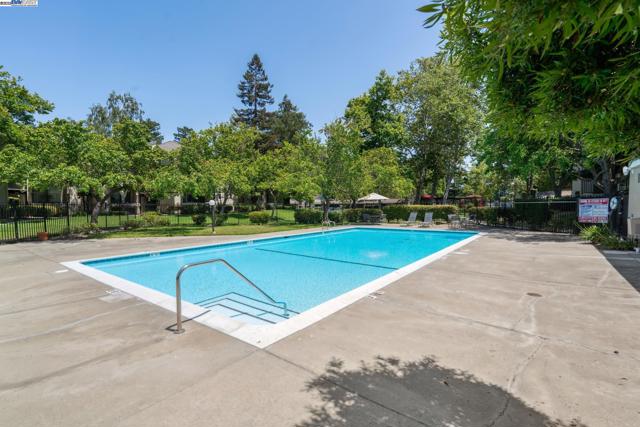 39490 Albany Cmn, Fremont CA: https://media.crmls.org/mediaz/65e1e0e8-c13b-4137-8ab3-39b79b9420ee.jpg