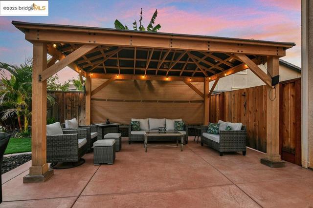 596 Toscanna Court, Brentwood CA: https://media.crmls.org/mediaz/65e1f383-c7f5-4f39-ae36-256875e3b6d0.jpg