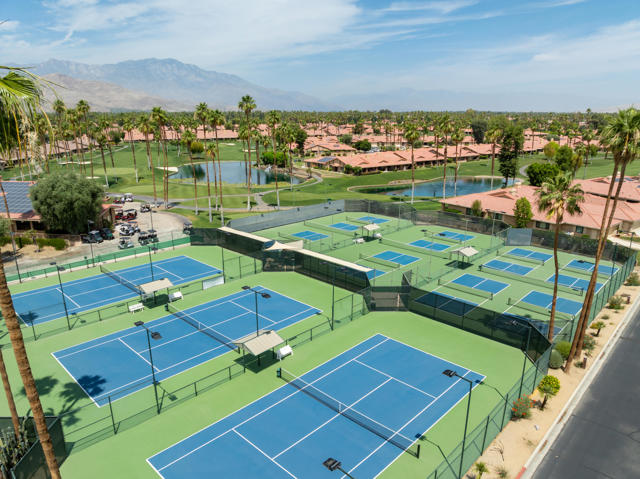 40 Joya Drive, Palm Desert CA: https://media.crmls.org/mediaz/65e22a08-1ff6-4989-80e7-363fc6e0e118.jpg