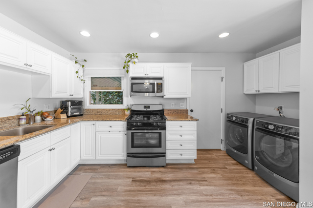 619 Maydee ST, Duarte CA: https://media.crmls.org/mediaz/65e2525c-c8ce-46b2-a600-94d48652bbe3.jpg