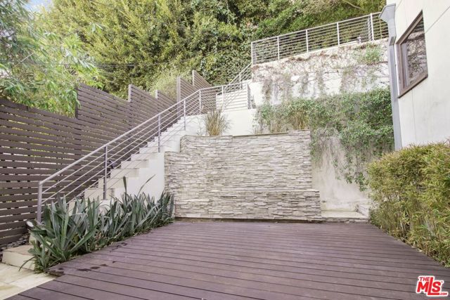 1527 Marmont Avenue, Los Angeles CA: https://media.crmls.org/mediaz/65e29f46-cad3-4e81-b521-0644be3ef02a.jpg