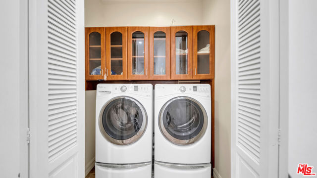 1447 San Ysidro Drive, Beverly Hills CA: https://media.crmls.org/mediaz/65e2d0ec-6f1d-4e9c-95a5-ce8aed5f0e43.jpg