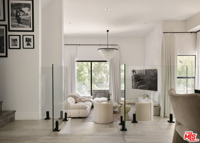 4967 Llano Drive, Woodland Hills CA: https://media.crmls.org/mediaz/65e31727-a8e0-4adb-95d6-8c3b15540368.jpg
