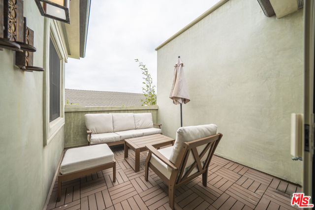 642 Hermosa Avenue, Hermosa Beach CA: https://media.crmls.org/mediaz/65e324b5-e948-4f0c-91d1-6f5cfd0bf423.jpg