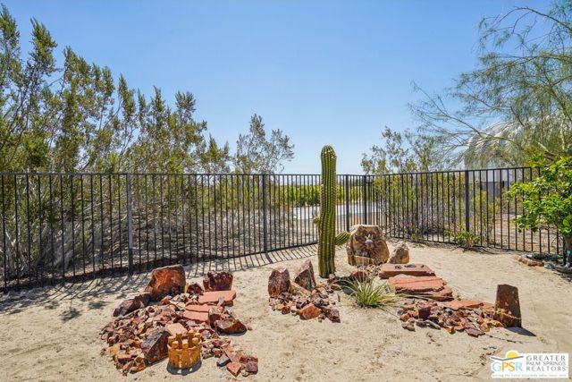 22950 Henry Road, Desert Hot Springs CA: https://media.crmls.org/mediaz/65e33a14-5ec2-43f1-bf70-5f03c9df86fd.jpg