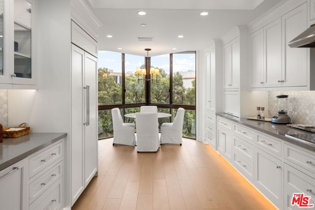 300 N Swall Drive, Beverly Hills CA: https://media.crmls.org/mediaz/65e3b494-58e1-4740-b7d3-2b194e65bbef.jpg