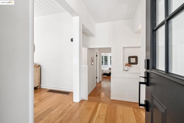 1301 Mountain Blvd, Oakland CA: https://media.crmls.org/mediaz/65e407e9-9e51-4b21-8111-9e84a00105bd.jpg