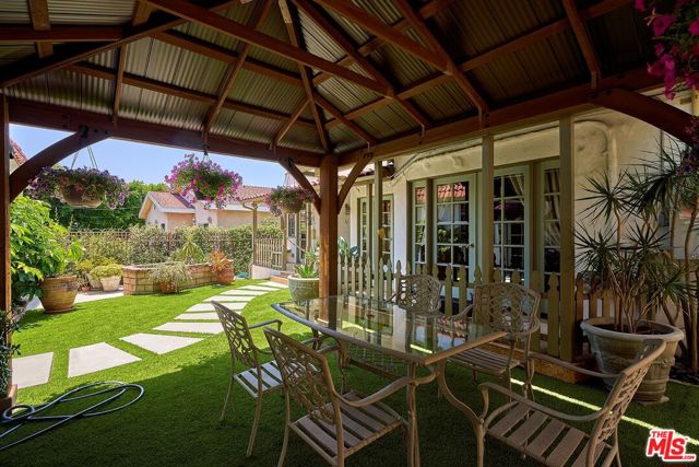 424 N Arden Boulevard, Los Angeles CA: https://media.crmls.org/mediaz/65e46f4b-2cf1-4366-88b4-993121f9a273.jpg