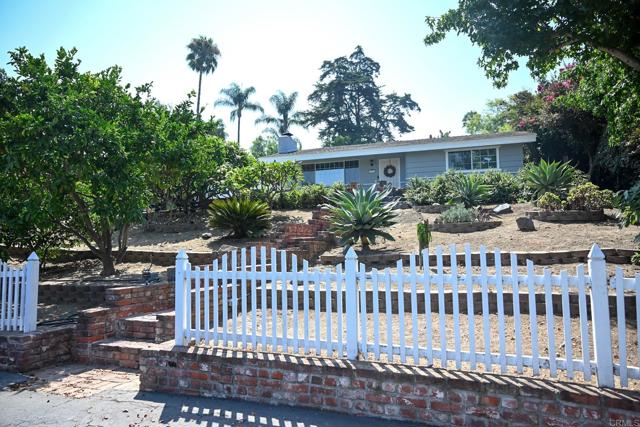 1276 Barbara Drive, Vista CA: https://media.crmls.org/mediaz/65e67051-b225-4a4c-99fc-21546e5980c1.jpg