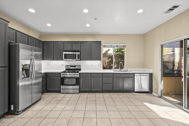 Detail Gallery Image 10 of 41 For 1930 Ribera Dr, Oxnard,  CA 93030 - 5 Beds | 3 Baths