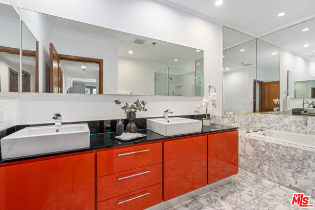 9249 Burton Way, Beverly Hills CA: https://media.crmls.org/mediaz/65e6c9d8-7248-4d2c-80c2-e198dbcba329.jpg